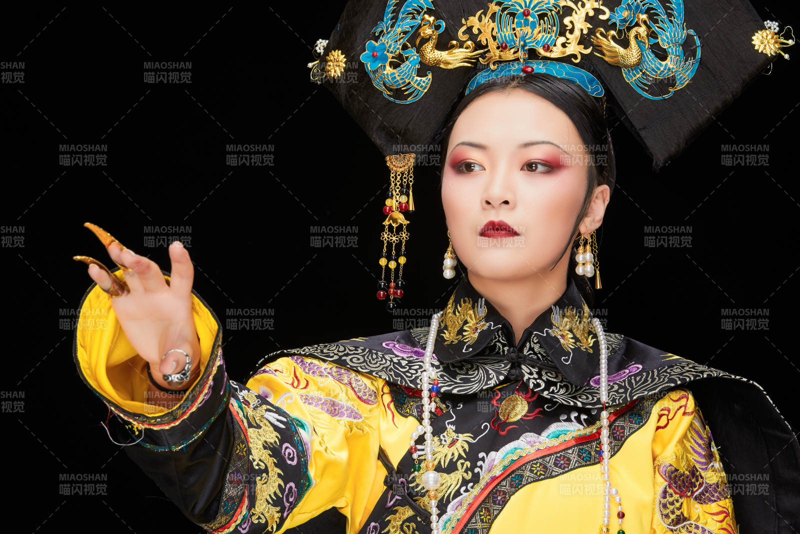 黑色背景下的清代皇后古装造型清朝古装图片
