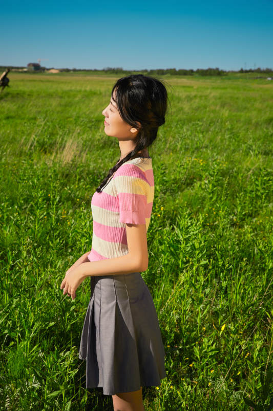盛夏在草原湿地公园游玩的姑娘图片