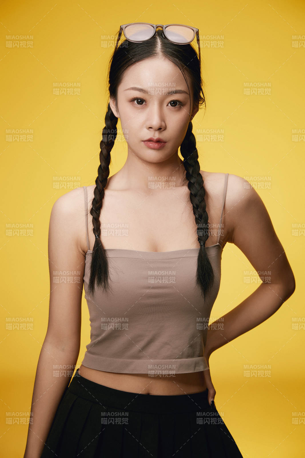 黄色背景下的活泼可爱女大学生图片