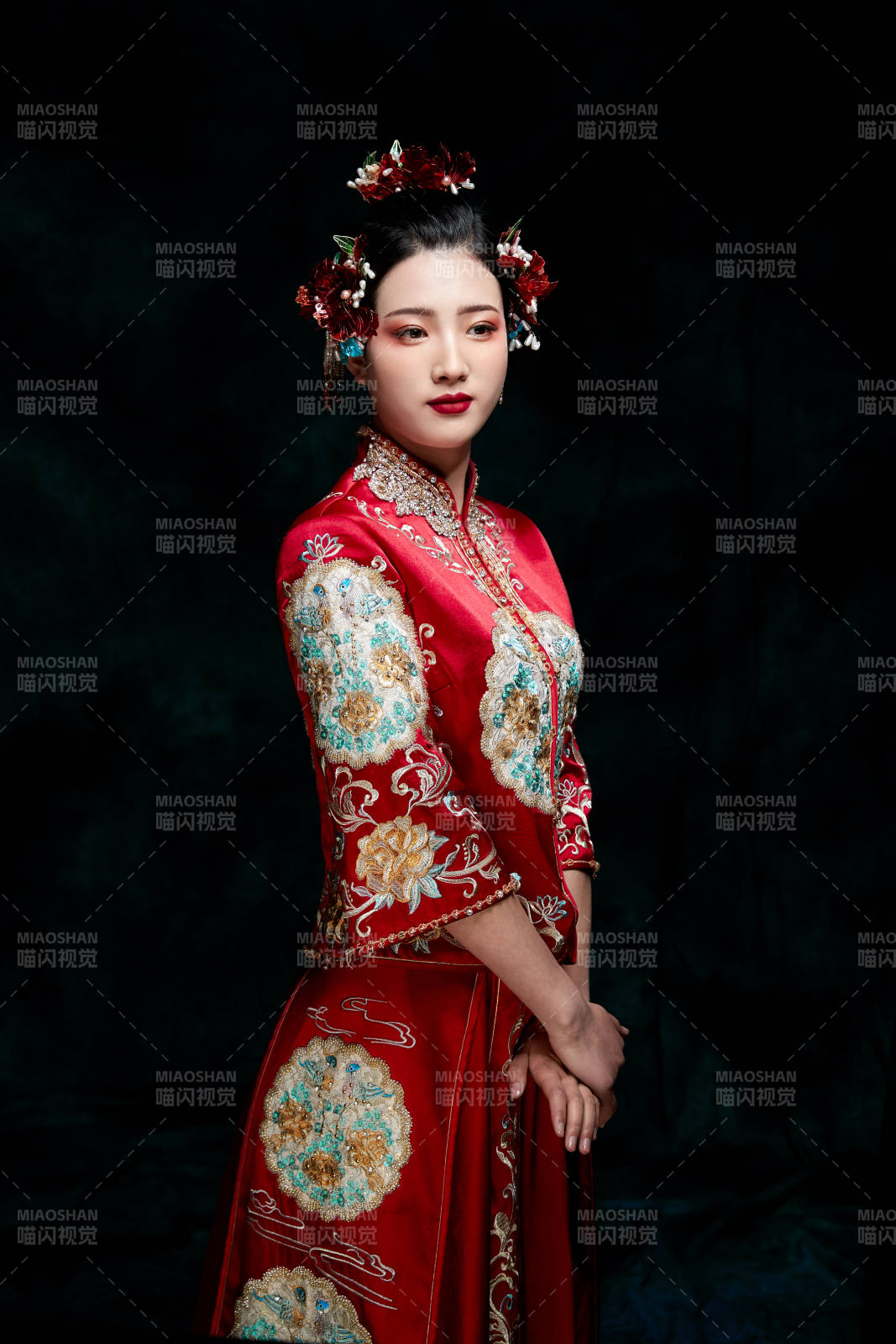 穿着中式秀禾服的亚洲少女图片