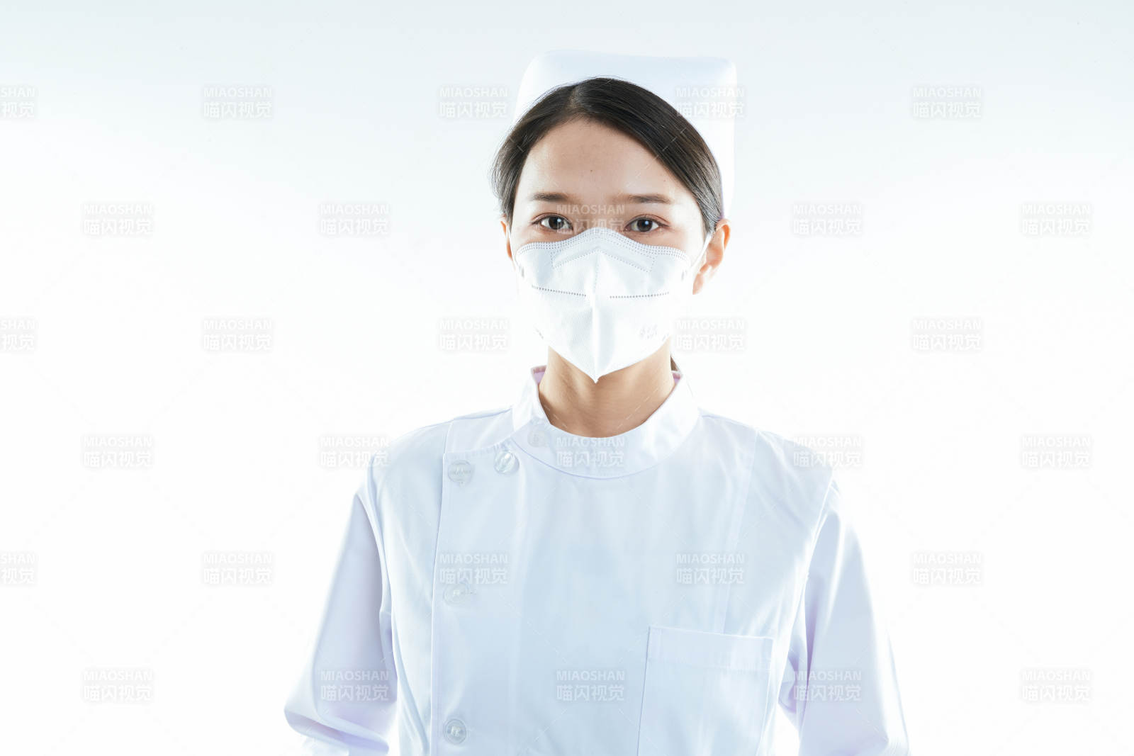 身穿护士的年轻女性医护人员图片