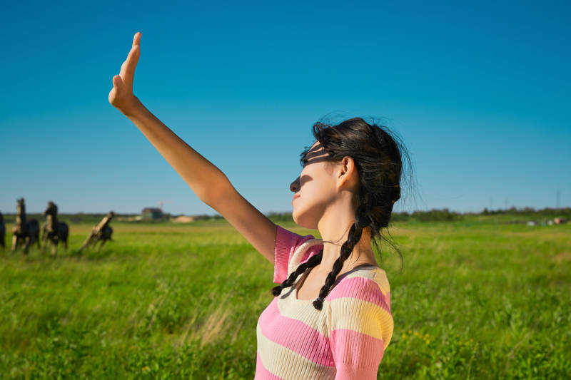 盛夏在草原湿地公园游玩的姑娘图片