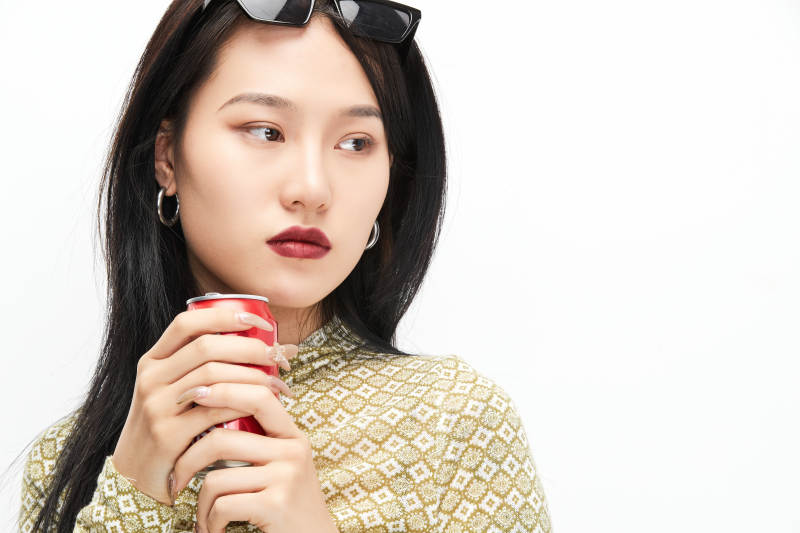 手持饮料穿着复古的亚洲少女图片