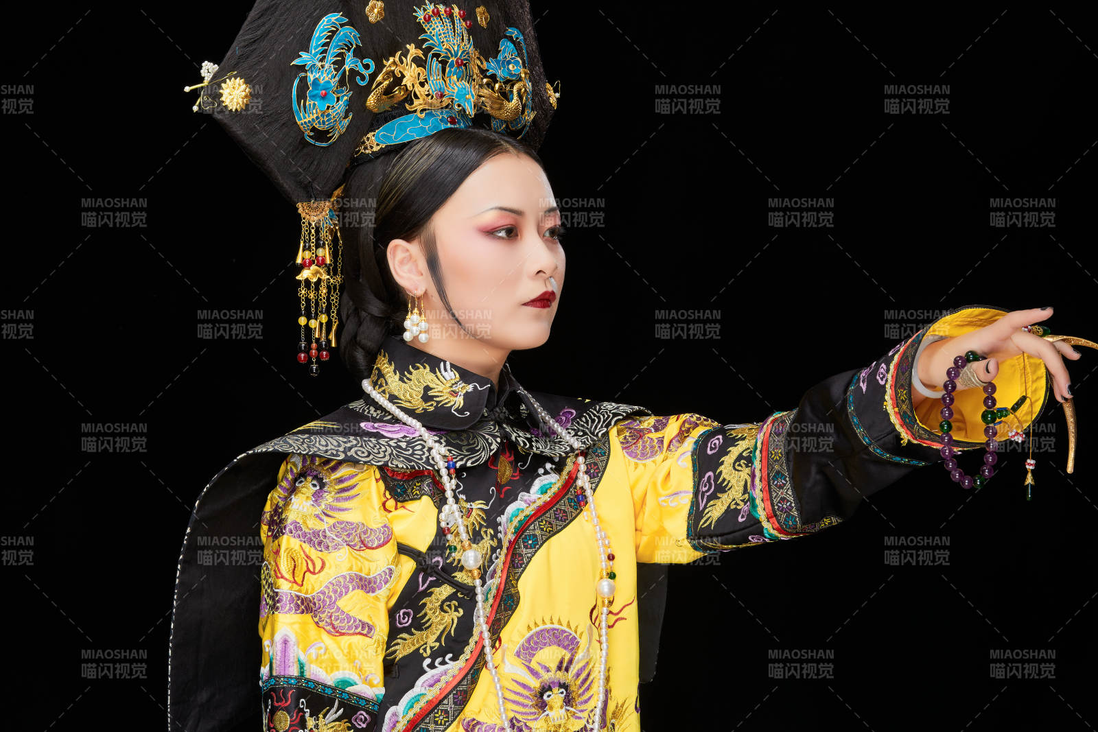 黑色背景下的清代皇后古装造型清朝古装图片