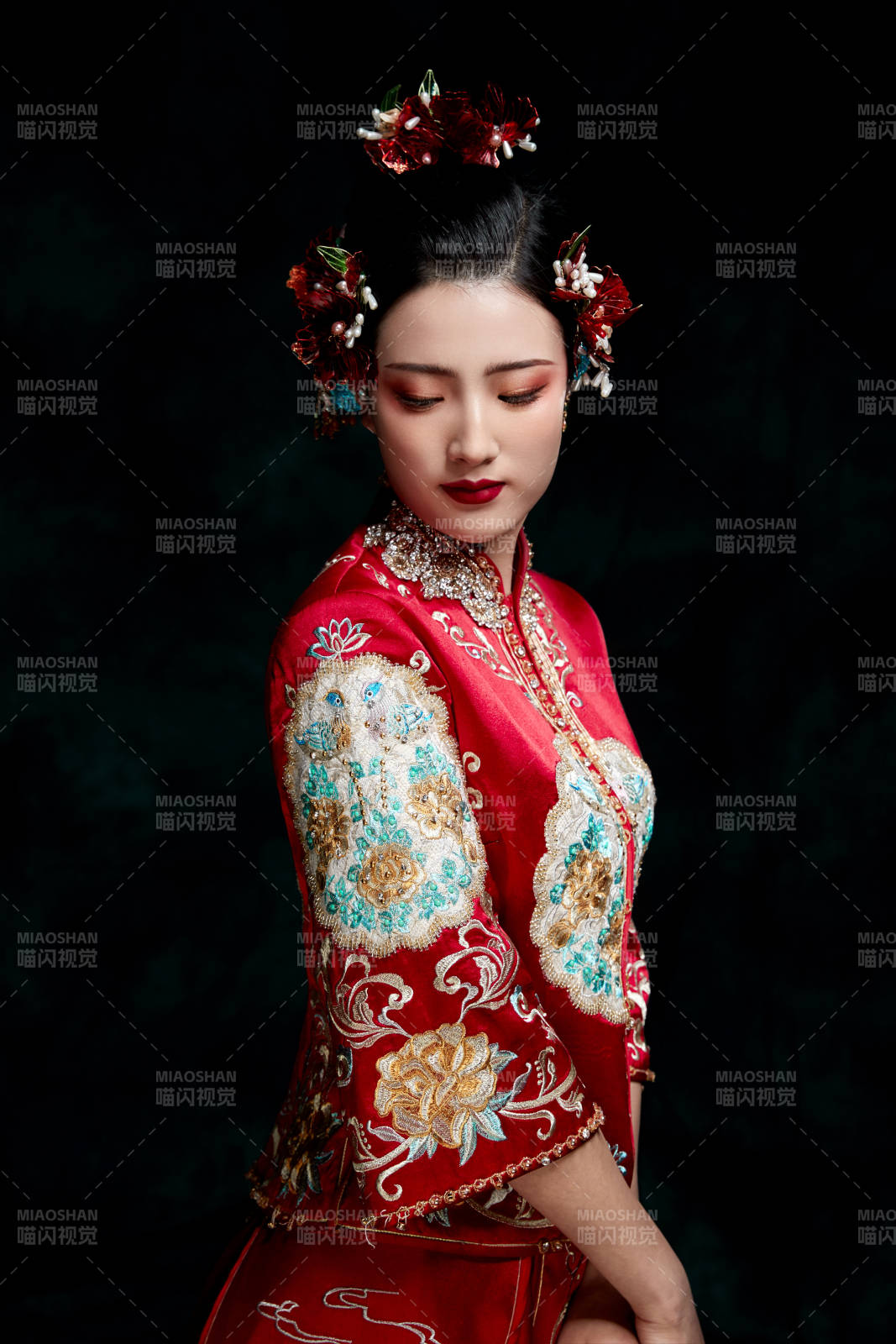 穿着中式秀禾服的亚洲少女图片