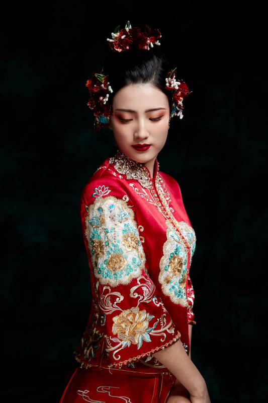 穿着中式秀禾服的亚洲少女图片