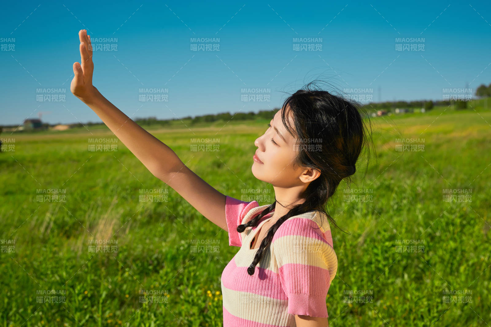 盛夏在草原湿地公园游玩的姑娘图片