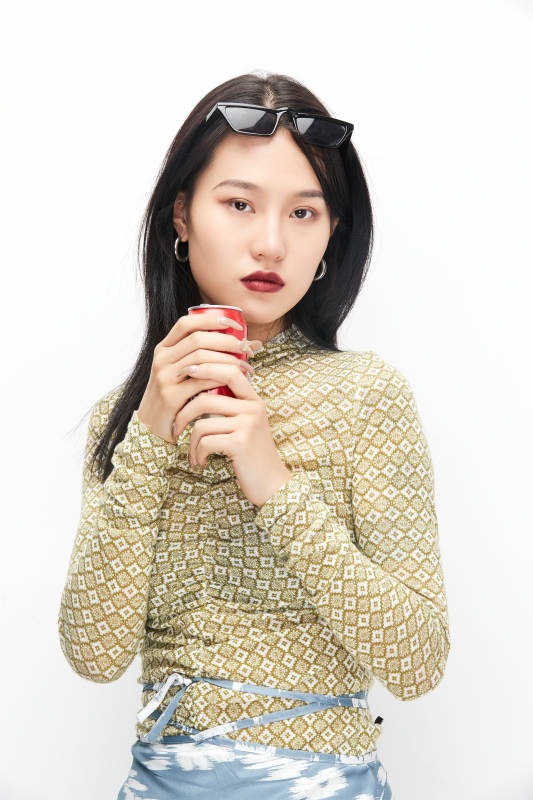 手持饮料穿着复古的亚洲少女图片