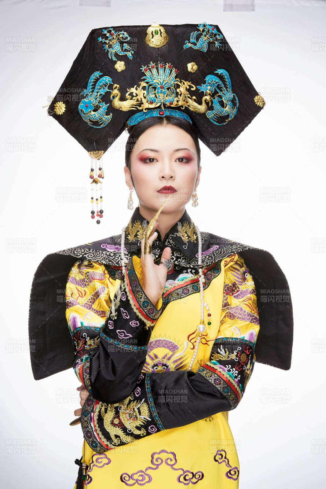 白色背景下的清代皇后古装造型清朝古装图片