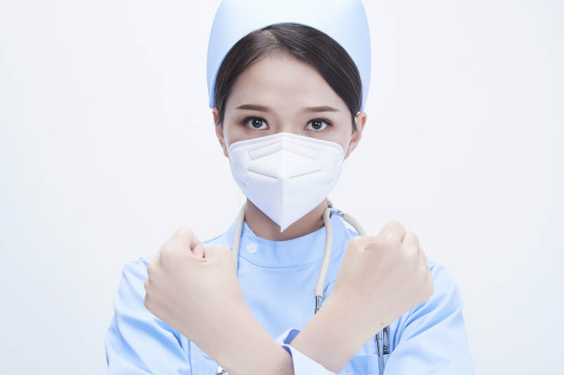 穿蓝色护士服佩戴听诊器口罩的女性医护人员图片