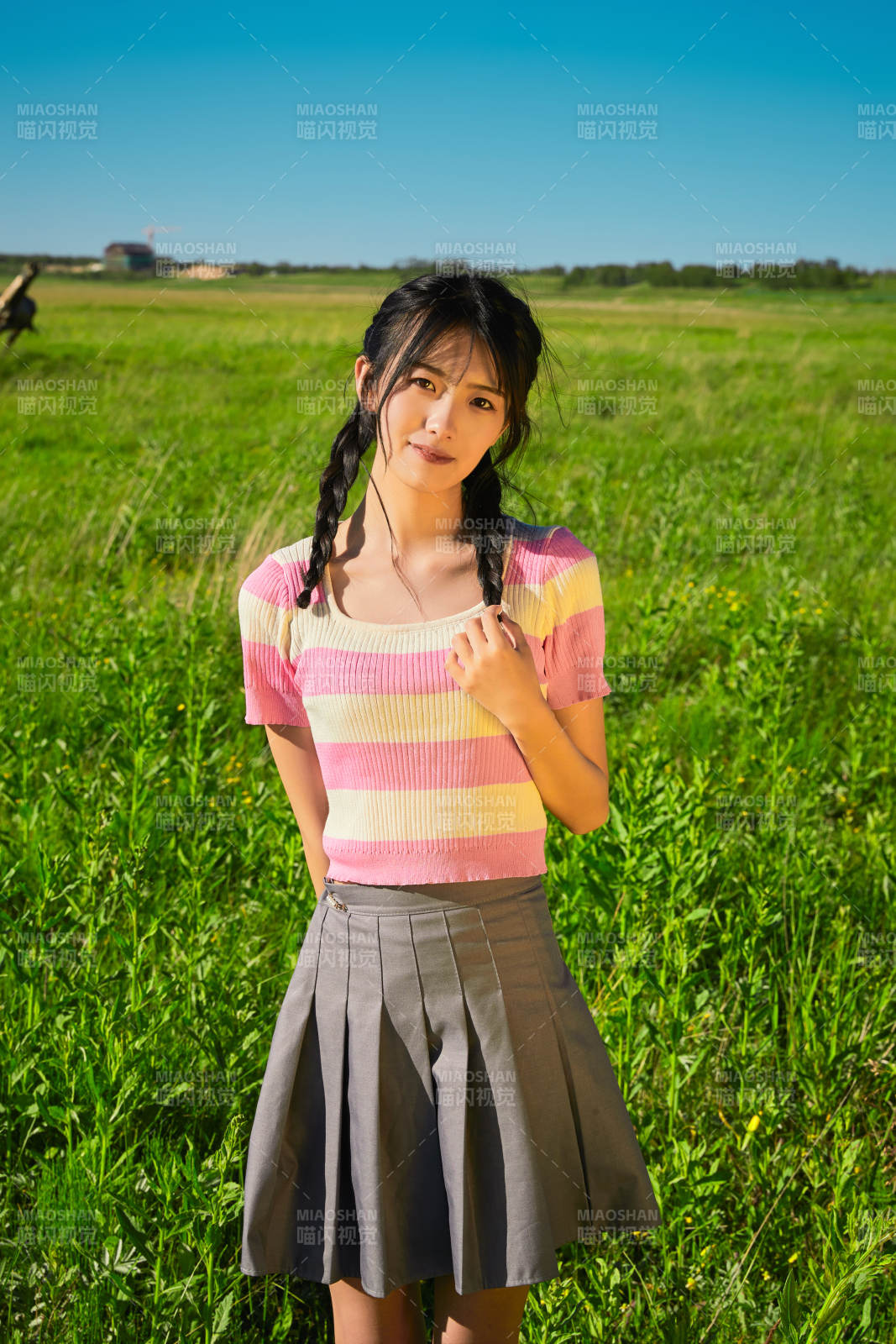 盛夏在草原湿地公园游玩的姑娘图片