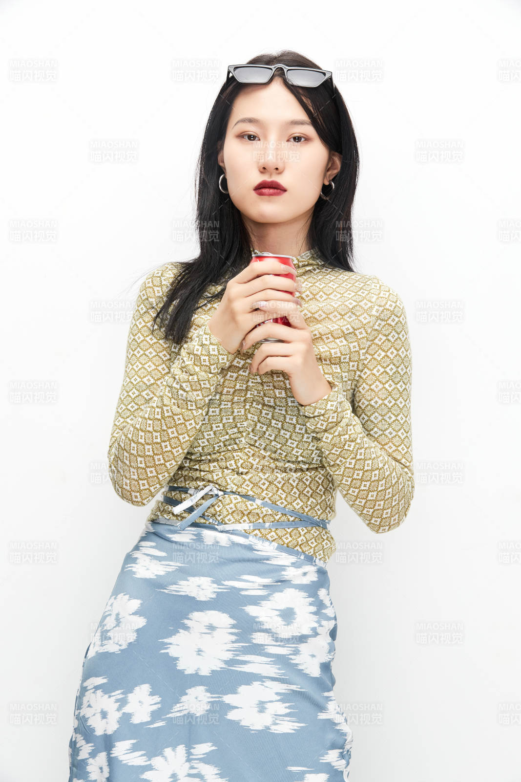 手持饮料穿着复古的亚洲少女图片