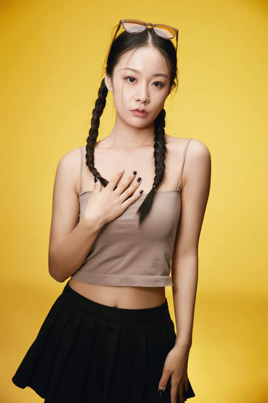 黄色背景下的活泼可爱女大学生图片