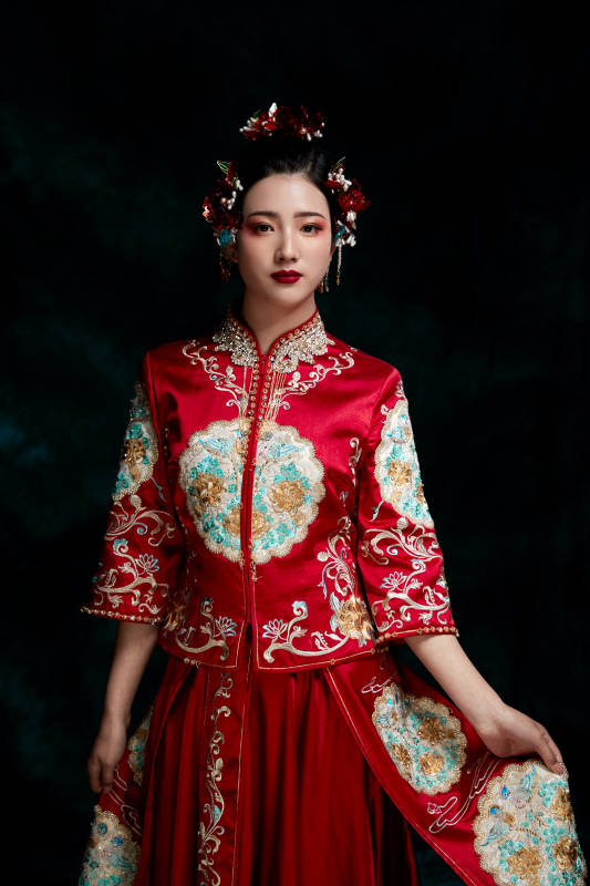 穿着中式秀禾服的亚洲少女图片