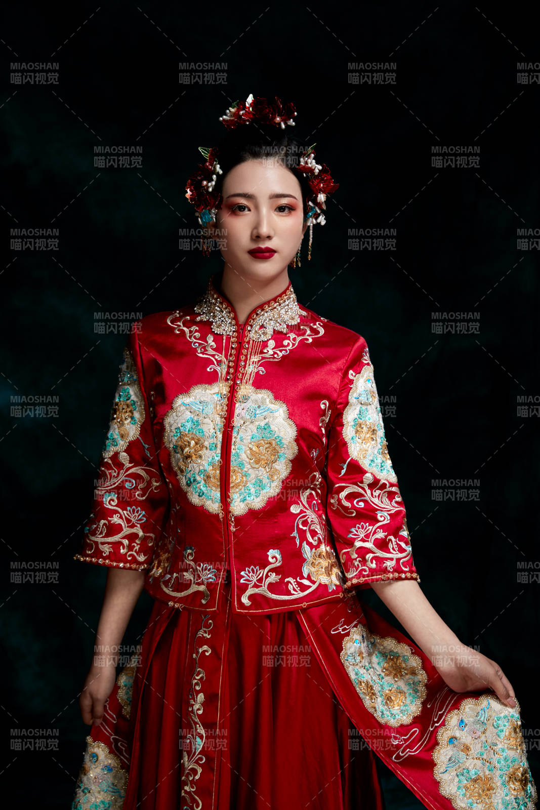 穿着中式秀禾服的亚洲少女图片