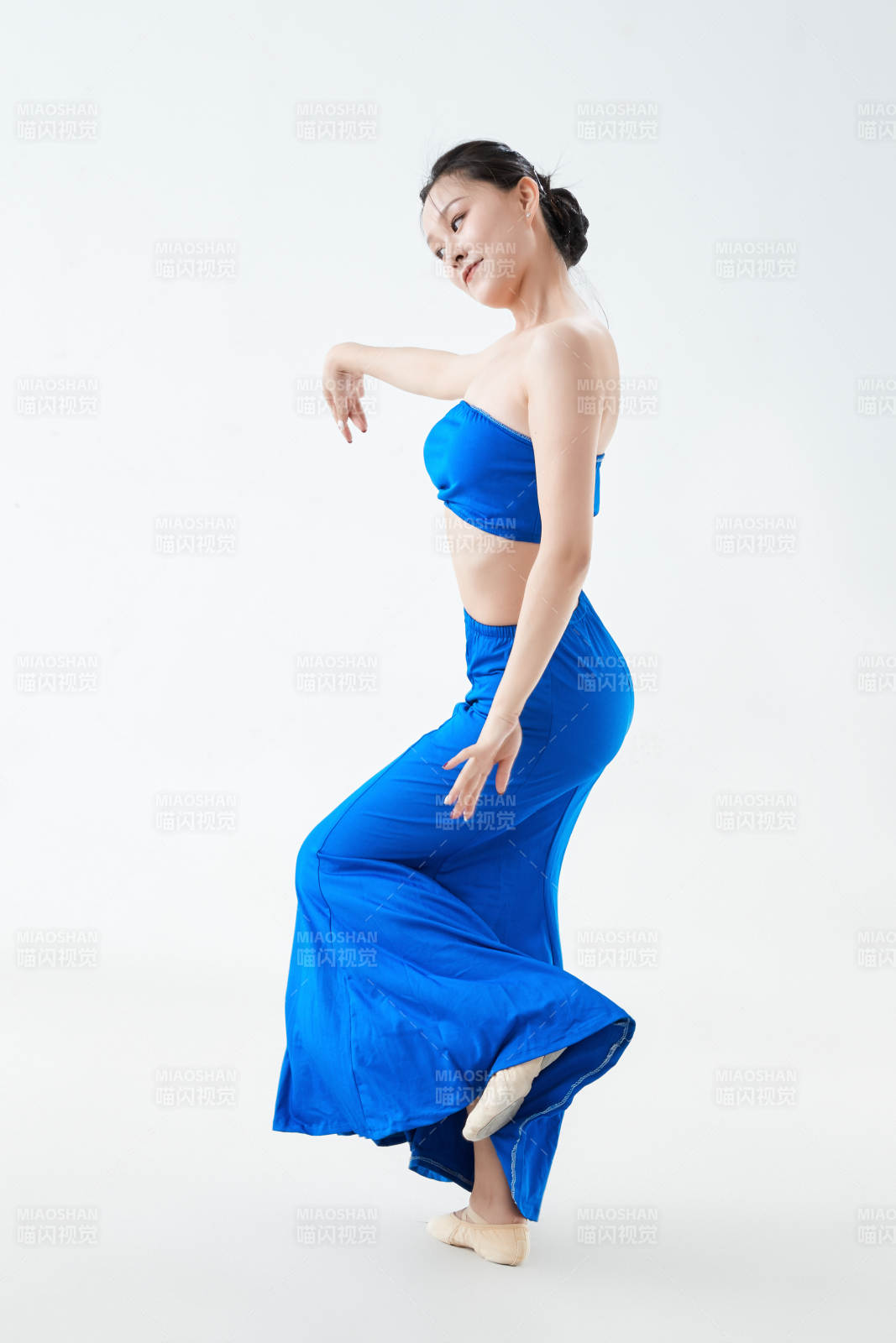 穿着傣族服饰跳孔雀舞的少女图片