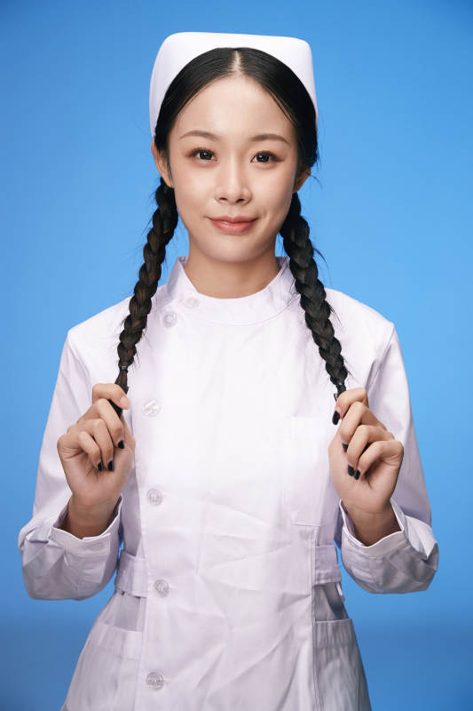 身穿白色护士服的年轻护士形象图片