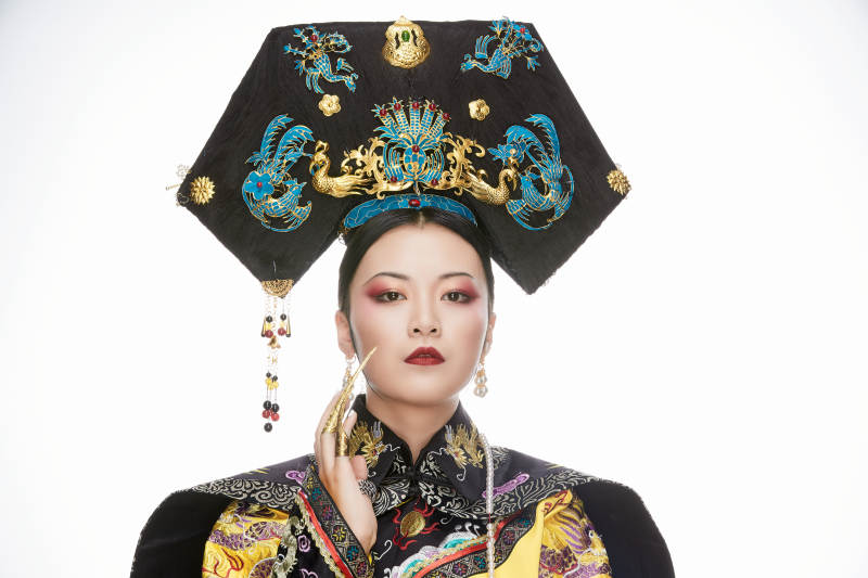 白色背景下的清代皇后古装造型清朝古装图片