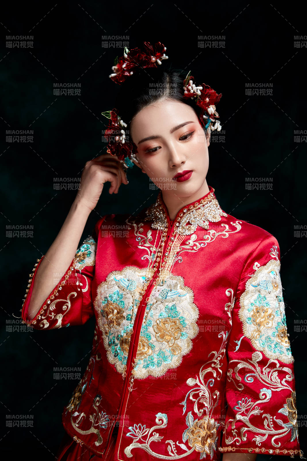 穿着中式秀禾服的亚洲少女图片