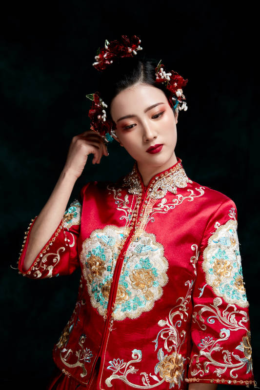 穿着中式秀禾服的亚洲少女图片