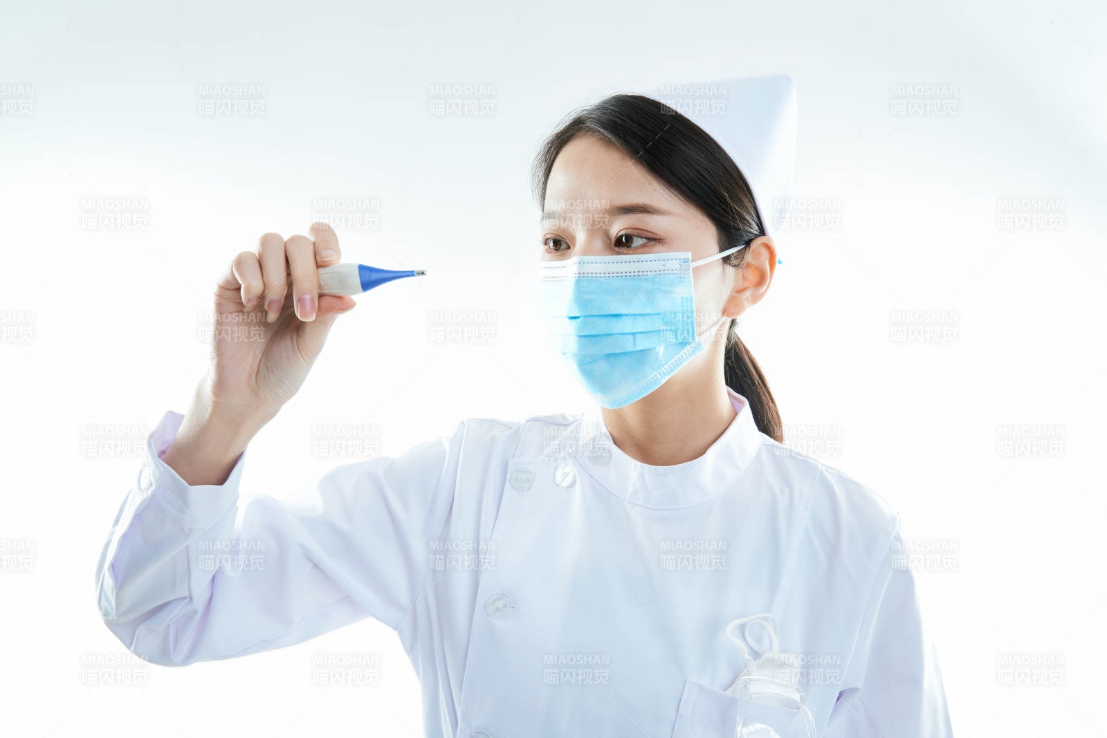 身穿护士的年轻女性医护人员图片