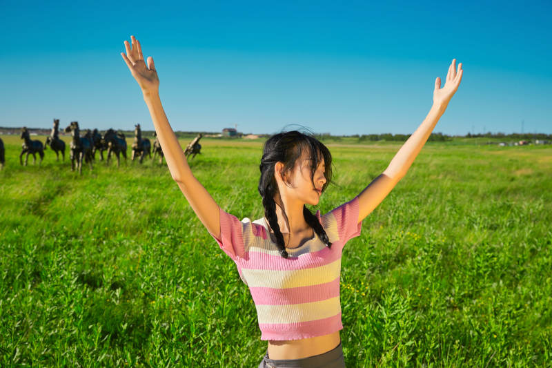 盛夏在草原湿地公园游玩的姑娘图片