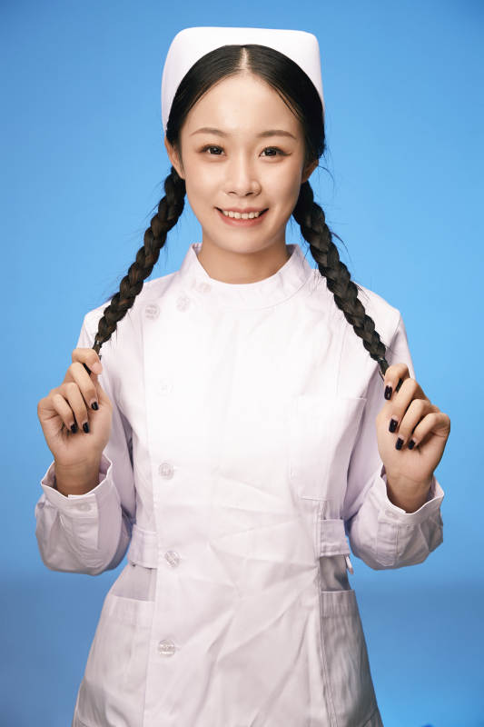 身穿白色护士服的年轻护士形象图片