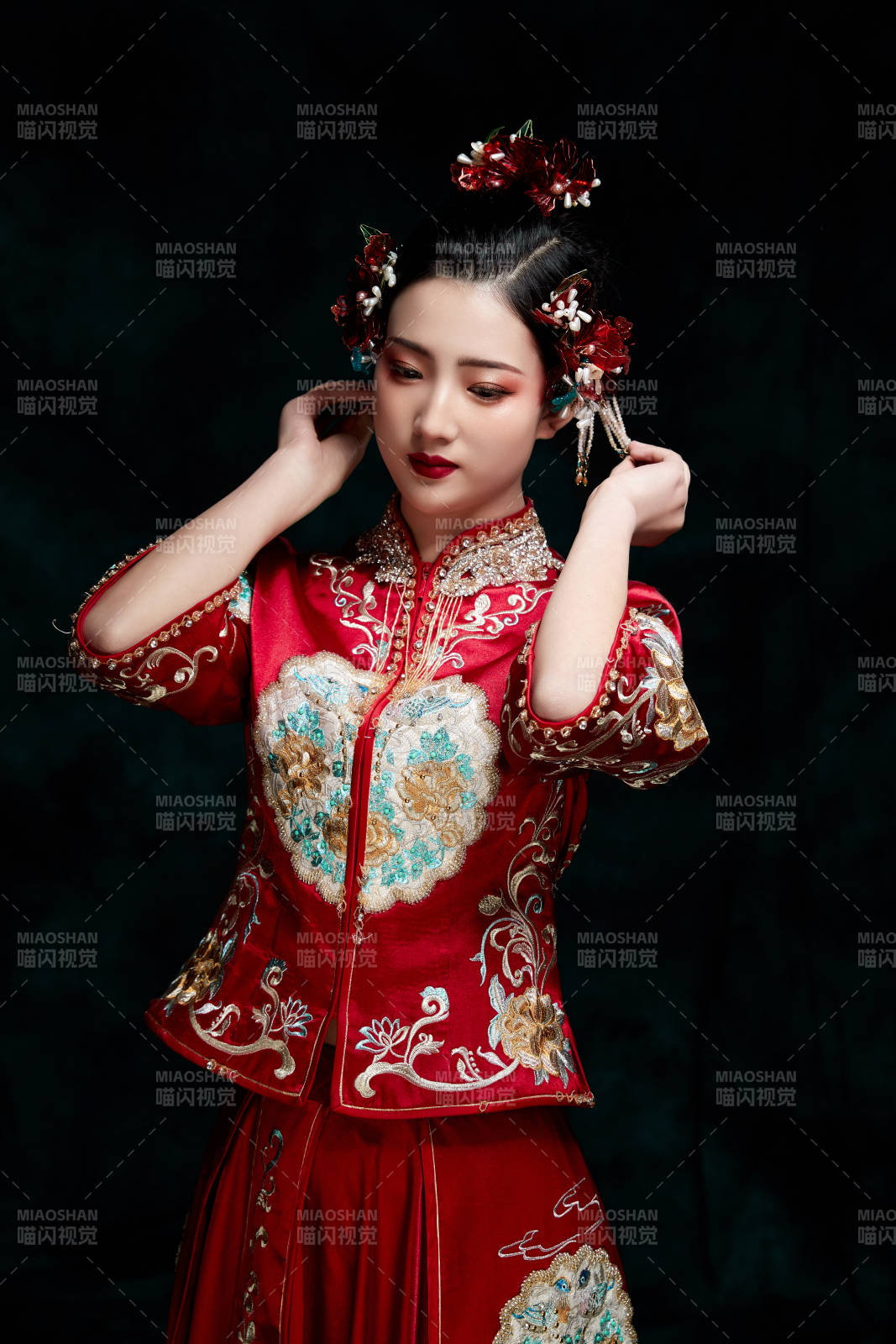 穿着中式秀禾服的亚洲少女图片