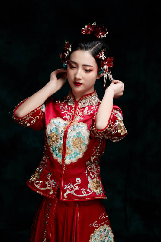 穿着中式秀禾服的亚洲少女图片