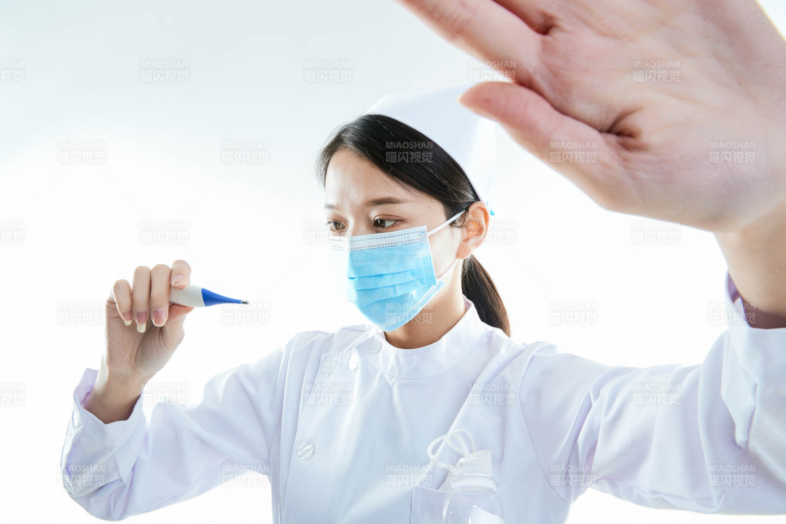 身穿护士的年轻女性医护人员图片