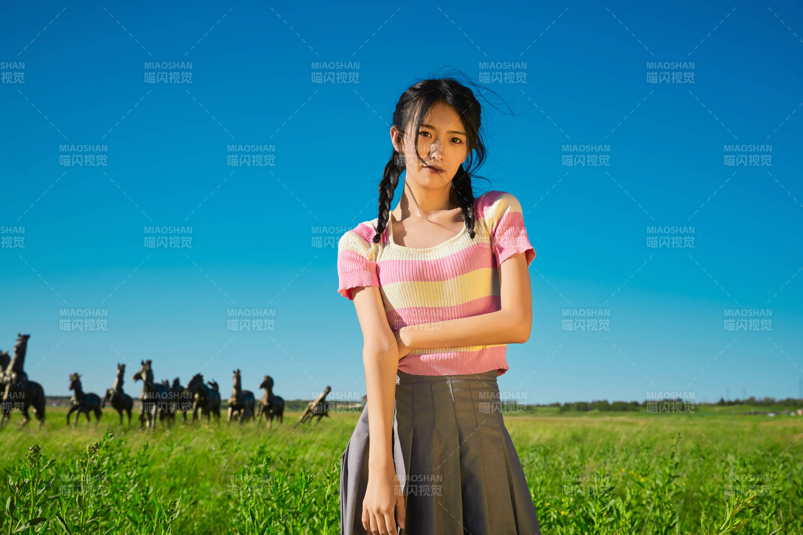 盛夏在草原湿地公园游玩的姑娘图片