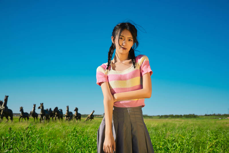 盛夏在草原湿地公园游玩的姑娘图片