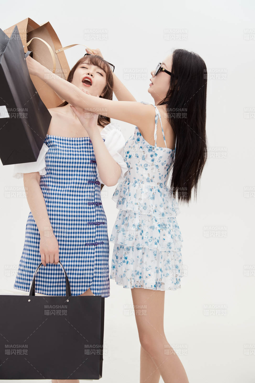 白色背景下手提购物袋时尚美丽的美女闺蜜图片