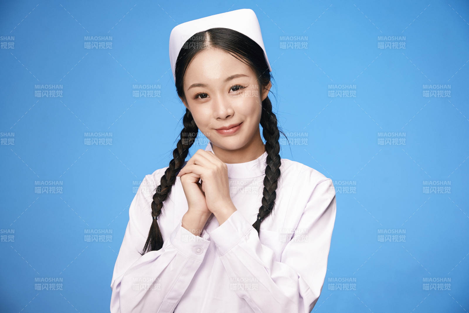 身穿白色护士服的年轻护士形象图片