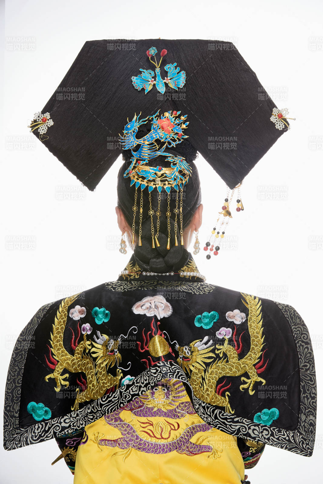 白色背景下的清代皇后古装造型清朝古装图片