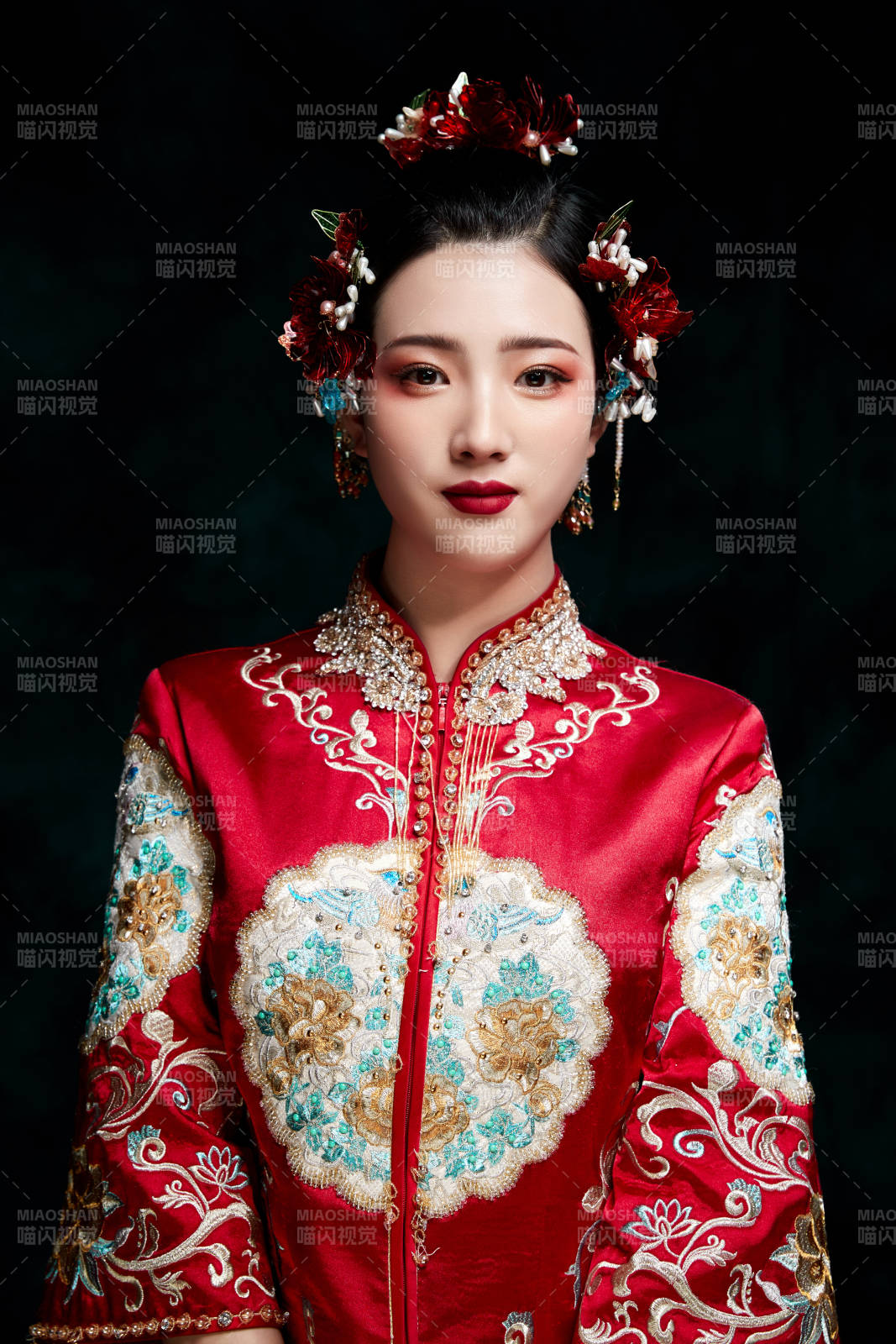 穿着中式秀禾服的亚洲少女图片