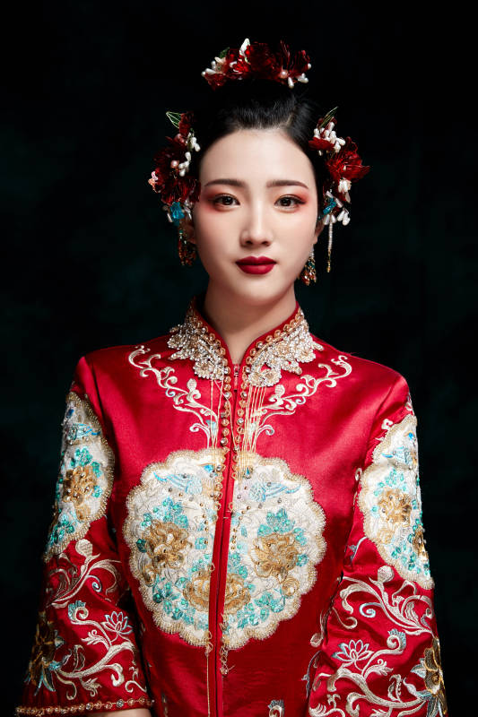 穿着中式秀禾服的亚洲少女图片