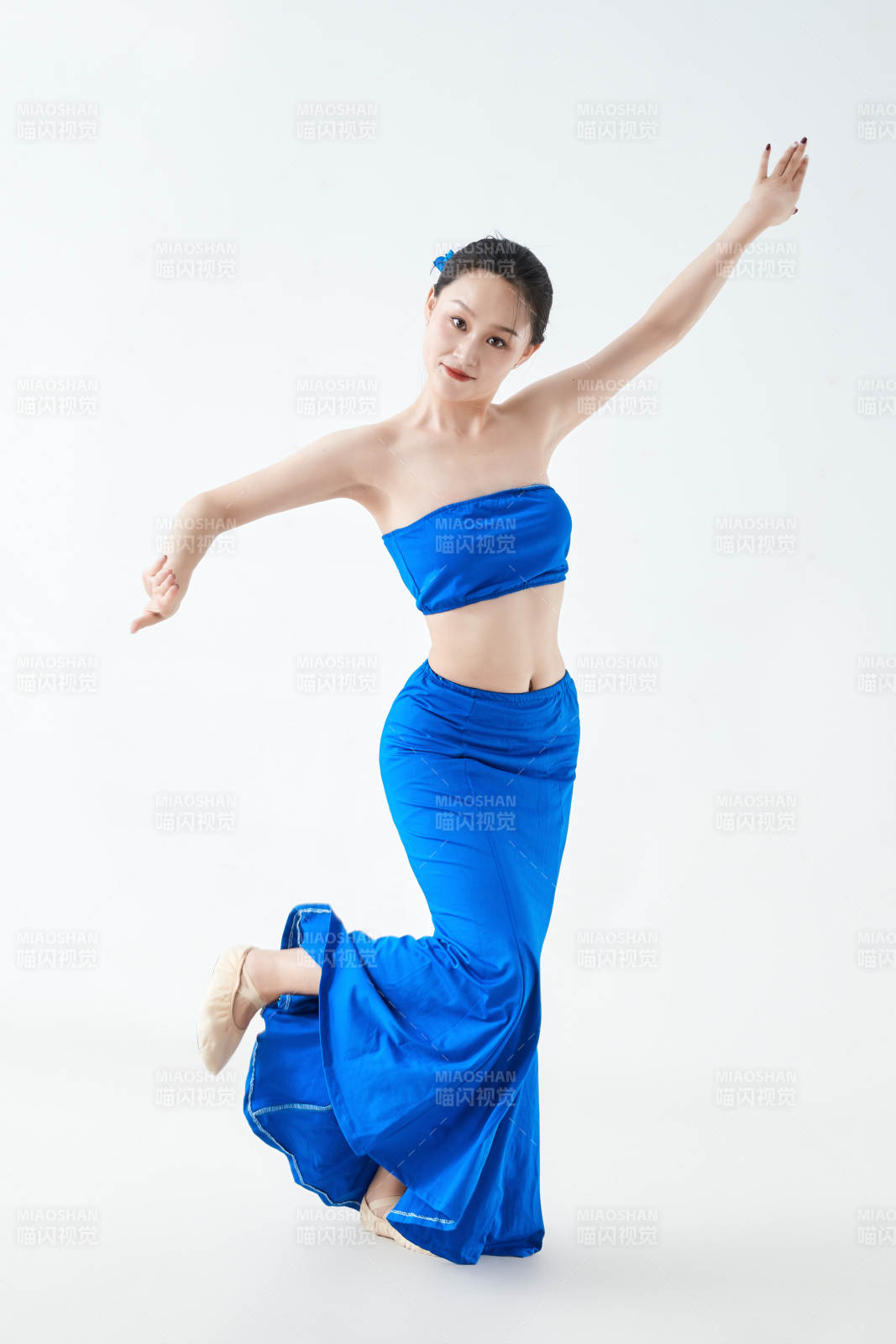 穿着傣族服饰跳孔雀舞的少女图片