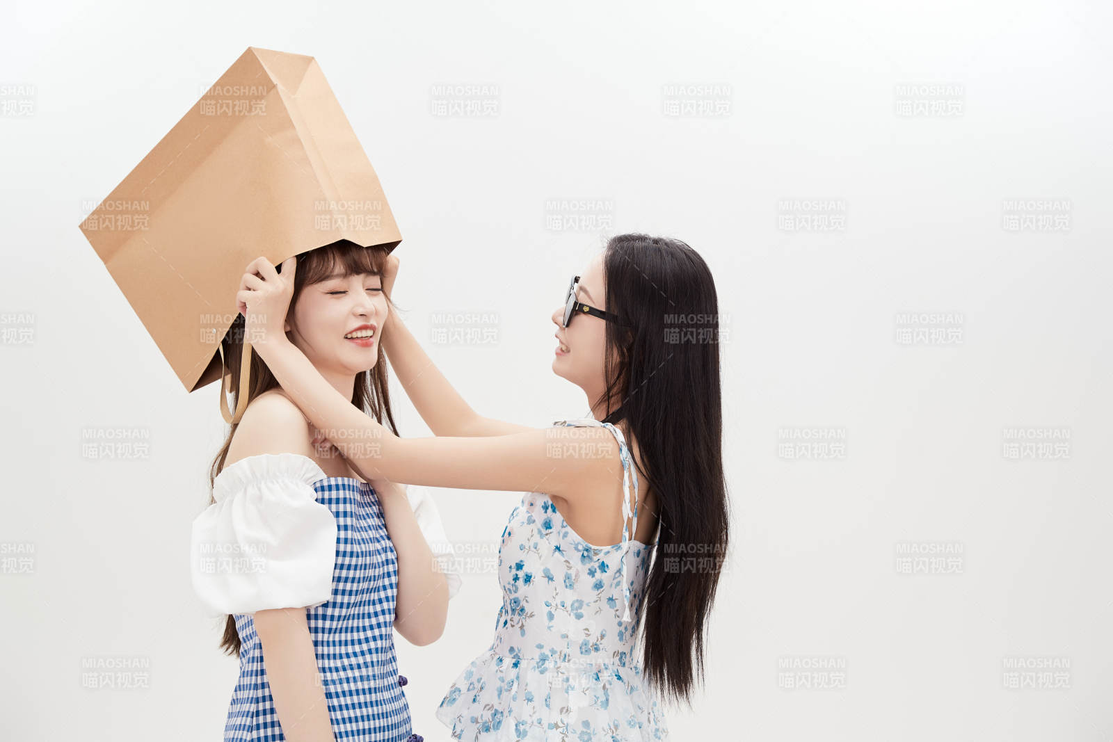 白色背景下手提购物袋时尚美丽的美女闺蜜图片