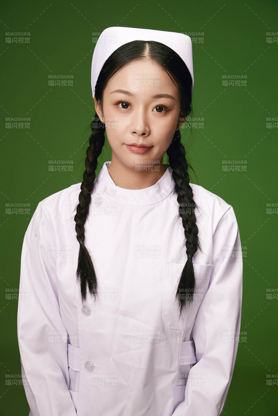 身穿白色护士服的年轻护士形象图片