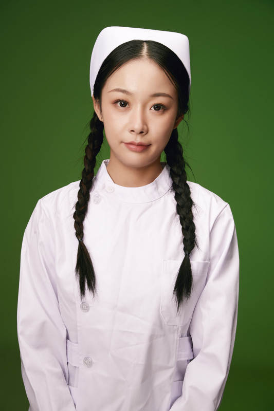 身穿白色护士服的年轻护士形象图片