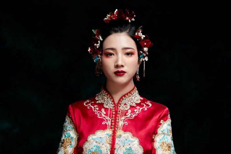 穿着中式秀禾服的亚洲少女图片