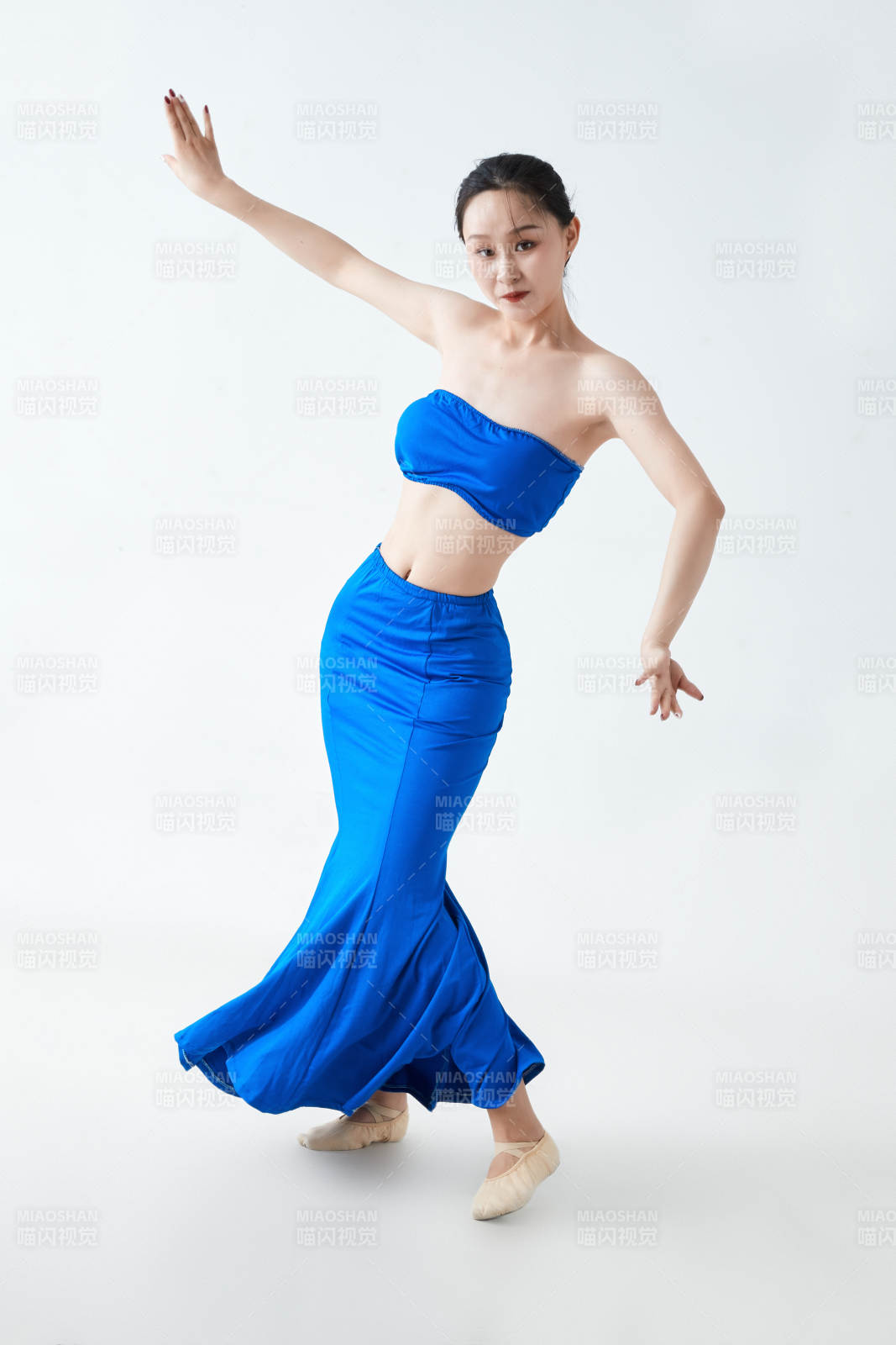 穿着傣族服饰跳孔雀舞的少女图片