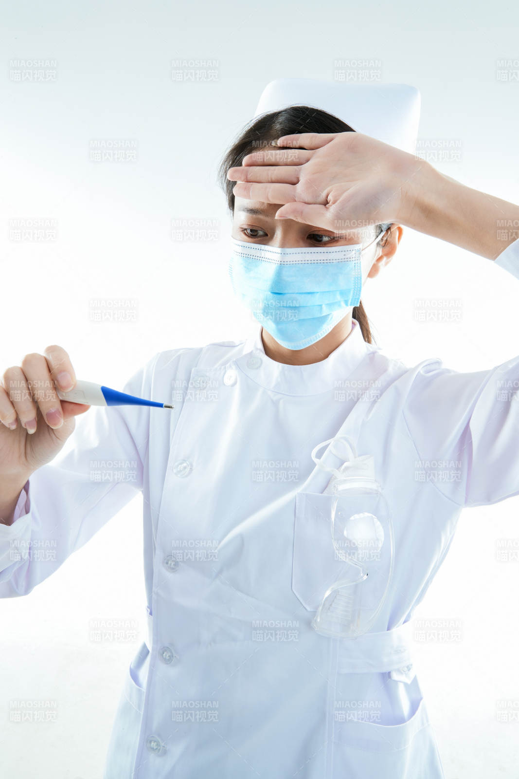 身穿护士的年轻女性医护人员图片