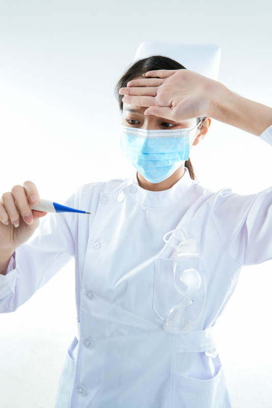 身穿护士的年轻女性医护人员图片