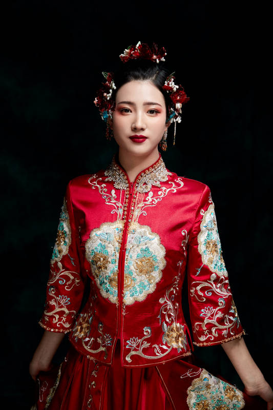 穿着中式秀禾服的亚洲少女图片