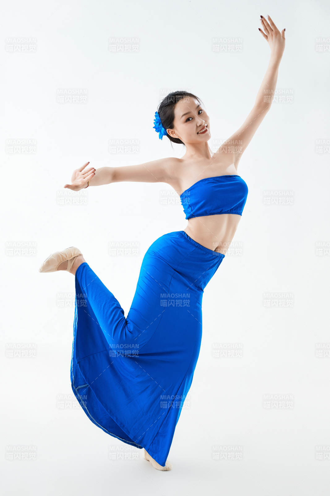 穿着傣族服饰跳孔雀舞的少女图片