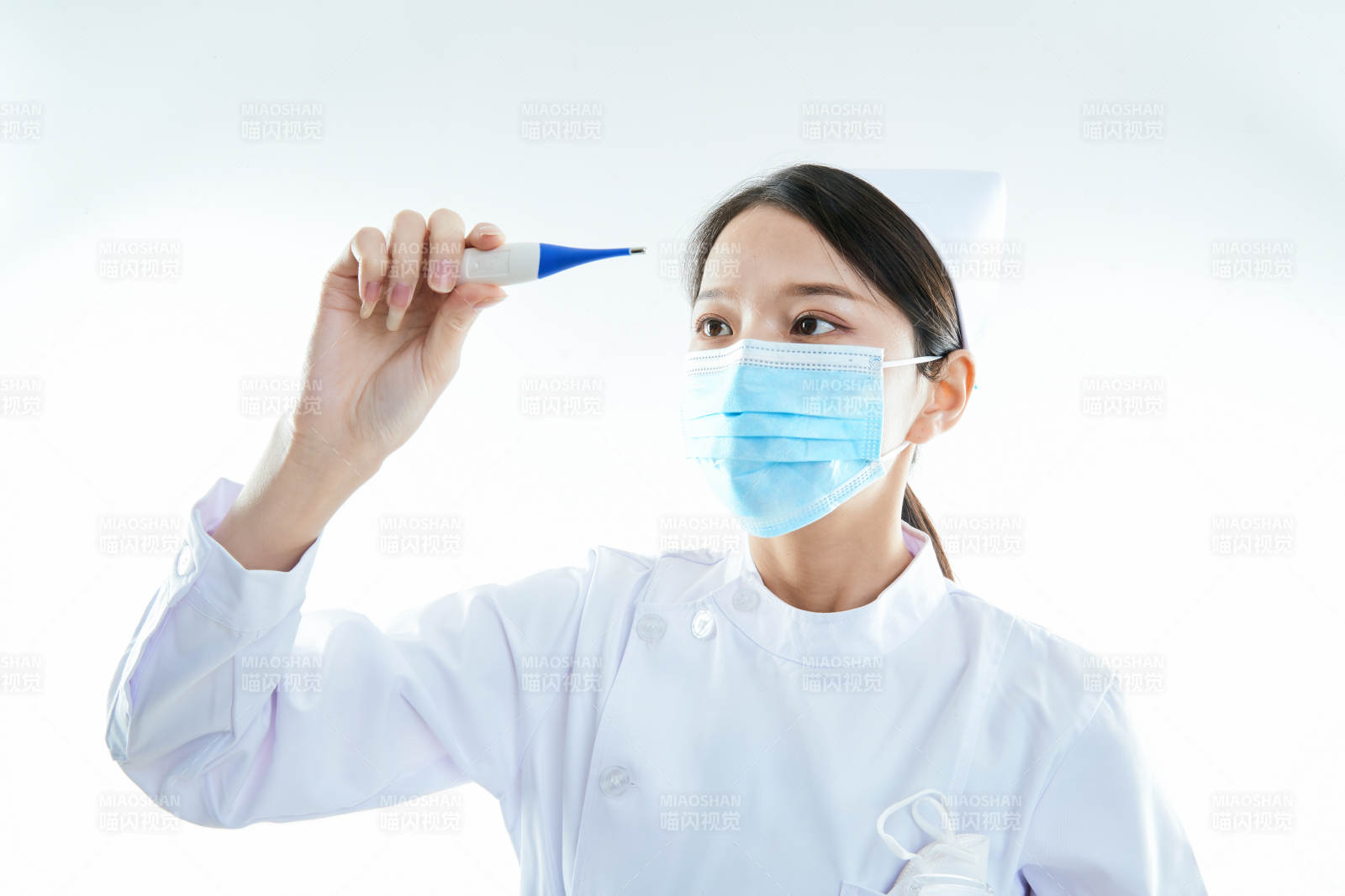 身穿护士的年轻女性医护人员图片