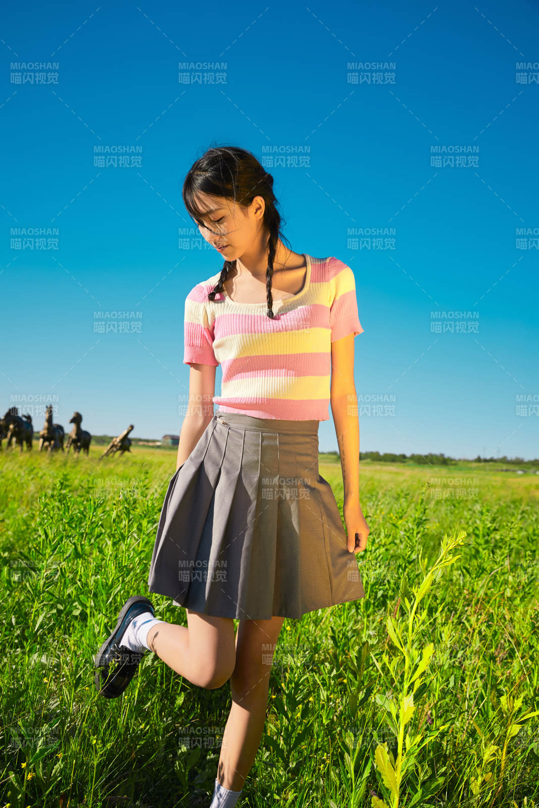 盛夏在草原湿地公园游玩的姑娘图片