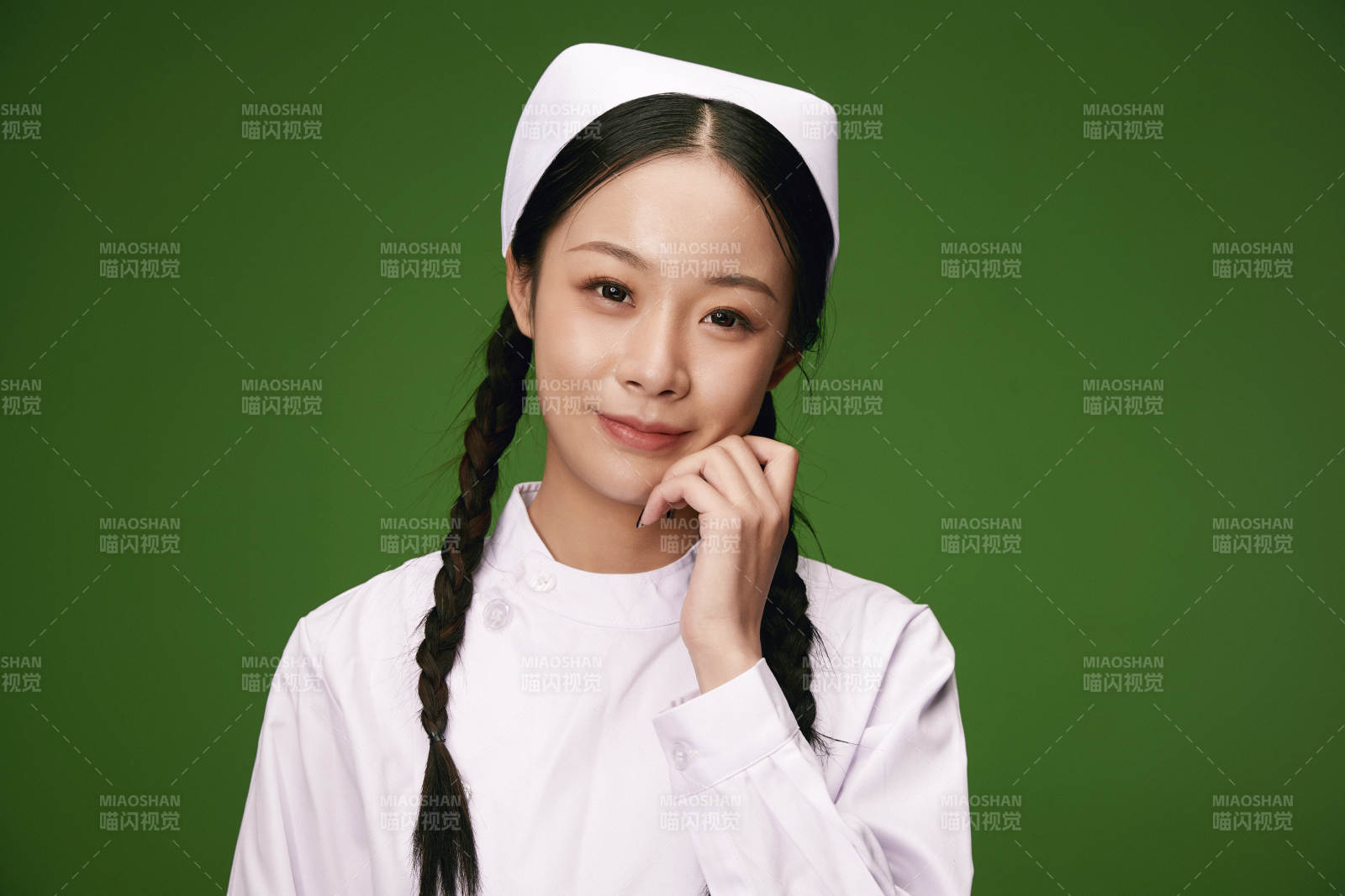 身穿白色护士服的年轻护士形象图片